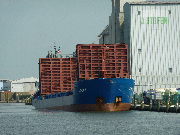 Schiff bereit zur Entladung, Büsum / ship ready to unload