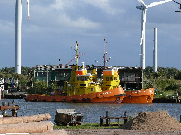 Schlepper im Hafen von Husum / tugs in the harbour of Husum, Germany