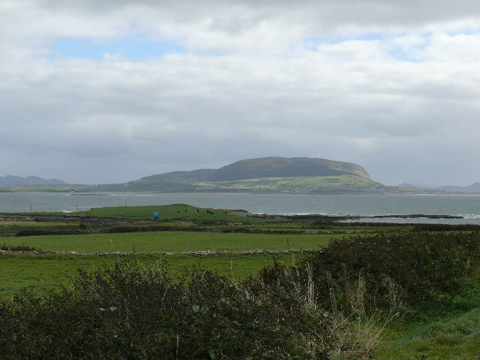 Bucht von Sligo mit Knocknaree im Hintergrund / bay of Sligo with Knocknaree mountain in the background