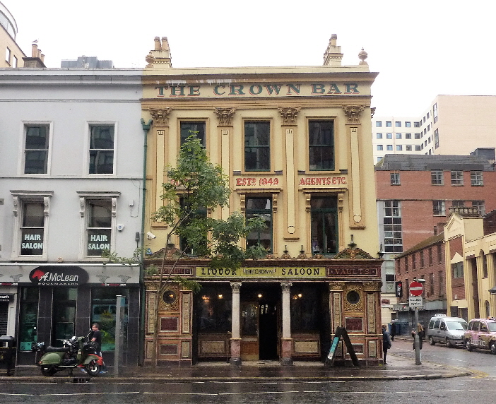 THE CROWN BAR die berühmteste Kneipe in Belfast, Nordirland / the crown bar is the famoust pub in Belfast, Northern Ireland