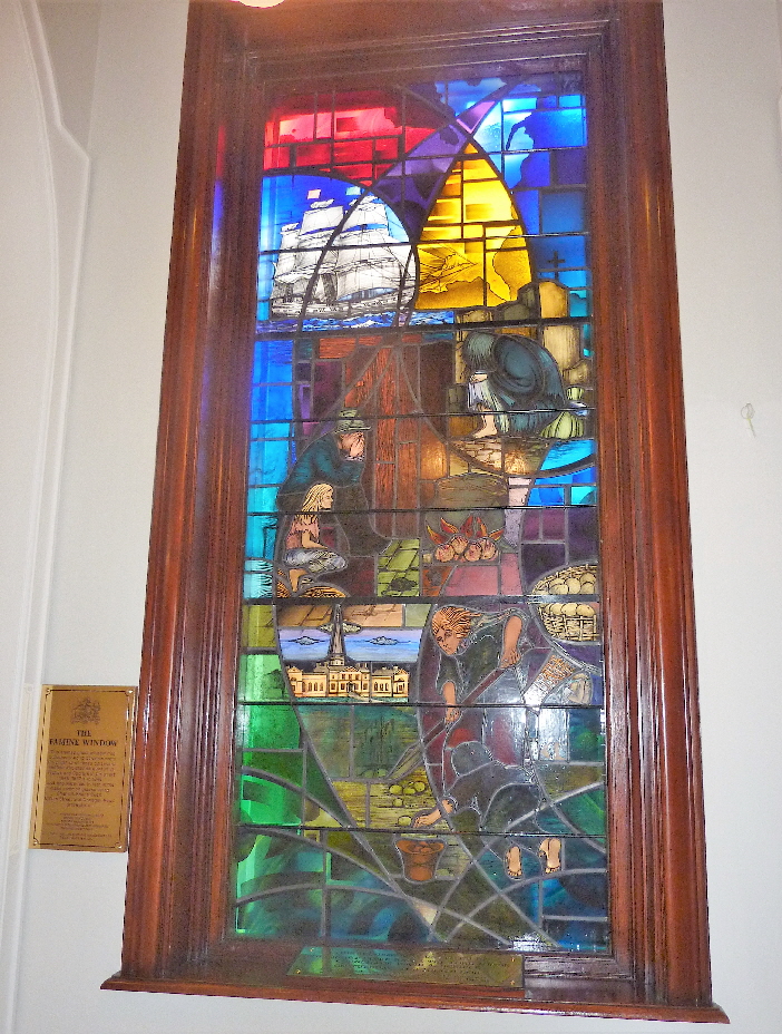 Glasfenster im Rathaus von Belfast, Nordirland / special window in a wooden frame seen in the townhall of Belfast, Northern Ireland