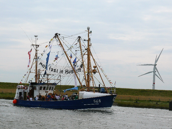 Fischkutter Rückkehr während den Husumer Hafentagen / return of shrimp boat during the event of the Husumer Harbour Days