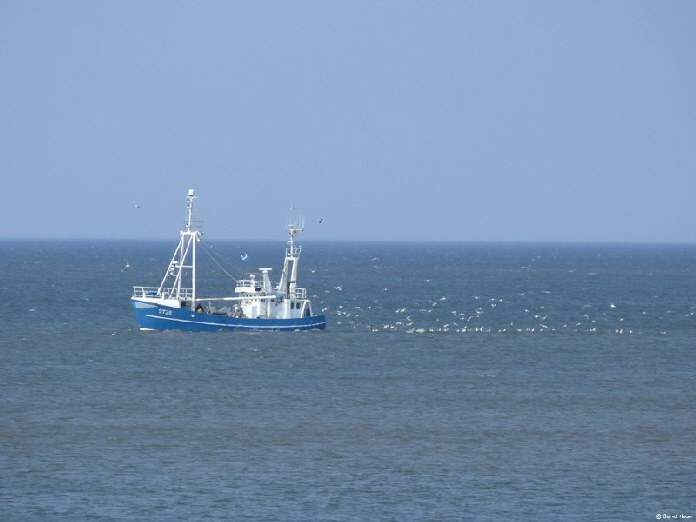 Krabbenkutter vor Westerland,Sylt / shrimp boat passing the coast of Westerland, Sylt