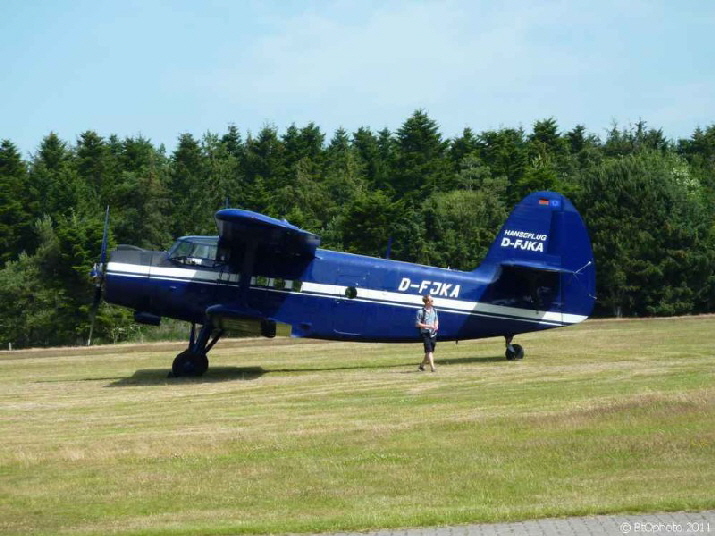 Doppeldecker  / a biplane in blue